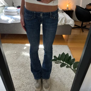 Lågmidjade jeans - Säljer dessa jeans då dem inte kommer till användning längre, är ca 166 cm lång💛
