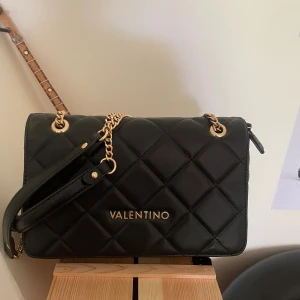 Valentino väska  - Säljer en äkta valentino väska  som är i nyskick för endast 759 kr, eftersom att jag vill få den såld så fort som möjligt. Väskan är bara använd några få gånger! Skriv till mig om du har någon fundering eller vill se fler bilder!💕☺️
