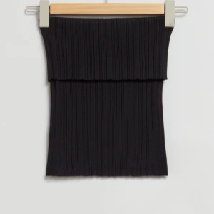 Stickad tub topp från & Other stories - Säljer min snygga tub topp som är helt slutsåld online men som inte kommer till användning och är därför precis som ny. Skriv om ni har några frågor❣️ köptes för 490kr.