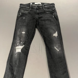 Replay Jeans - Säljer nu mina skjukt snygga mörkgråa Replay Jeans! Jeansen är i utmärkt skick 9/10 och knappt använda. Bara att fårga vid funderingar och frågor kings!