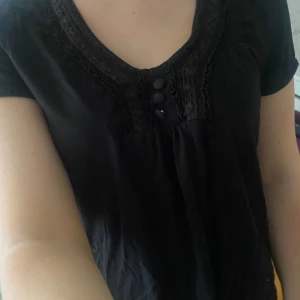 Svart blus - Gullig blus med tre knappar💕🤍