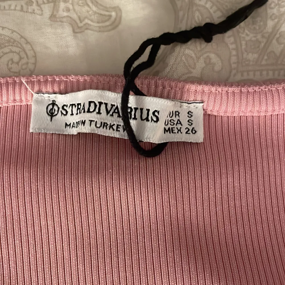 Denna tröjan är köpt från Turkiet finns inte längre på stardivirus, den är uringad fin me lite detaljer stolek S köpte den för 300kr . Blusar.