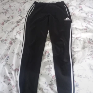 Adidas byxor  - Säljer ett par adidas tränings byxor. Lappen är avklippt men jag tycker dem är strl M. Fint skick. Inget fel med dem. Säljer dem för 80kr + frakt