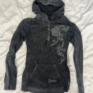 Tröja  - Långarmad tröja från guess med luva. Coola detaljer, figur sydd. Köparen står för frakt.
