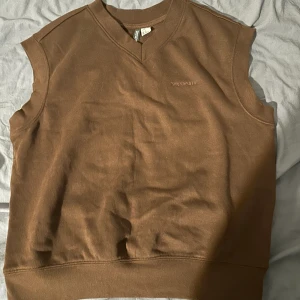 Brun tröja - En söt brun tröja man kan ha exempel över en vit eller svart skjorta. Använd en gång. Skriv för fler bilder 🤍