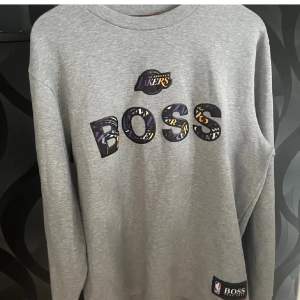 Boss x lakers crewneck nypris 1400 använd 4 gånger 