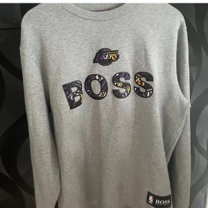 Boss tröja - Boss x lakers crewneck nypris 1400 använd 4 gånger 