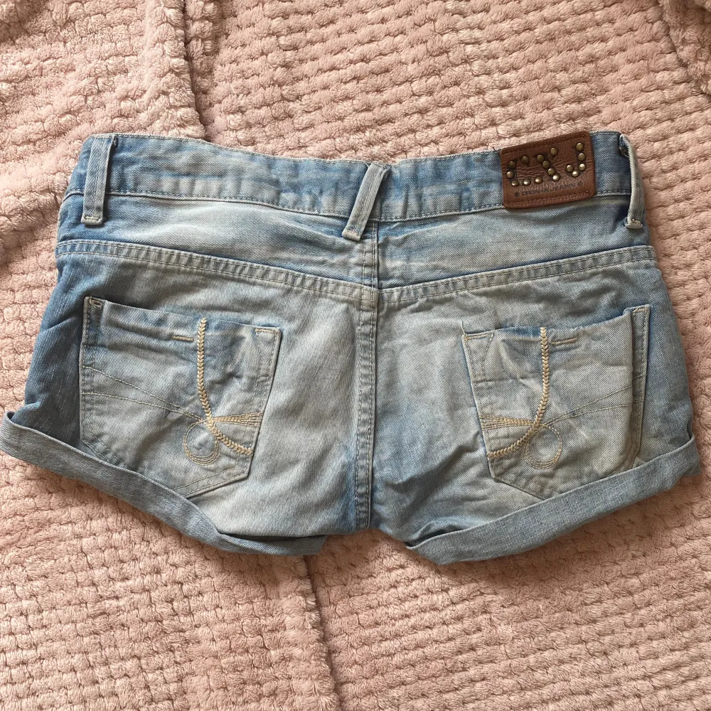 Assnygga lågmidjade jeansshorts! Bredd ca 38 cm, längd ca 26 cm. Skriv gärna vid frågor 💗. Shorts.