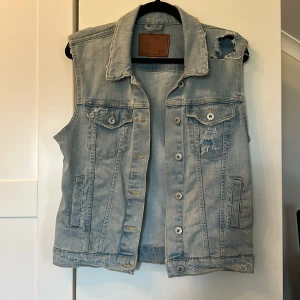 Jeans väst - En ljusblå jeans väst som inte kommer till användning längre 🖤