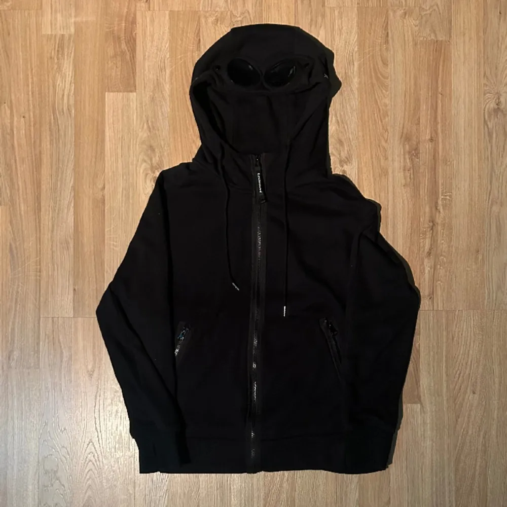 Säljer min C.P. Company Zip Hoodie eftersom den är för liten för mig. Den är köpt på plick och är i bra skick. Skriv för fler bilder eller frågor om varan. Priset går att diskuteras vid snabb affär. . Hoodies.