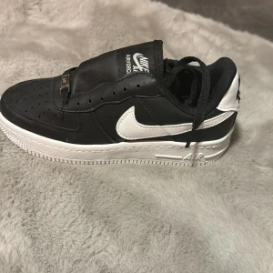 Helt nya. Skosnörena sitter i skorna men dom är tyvär inte ääkkttaaa - Helt nya aldrig använt 