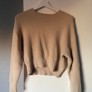 Stickad tröja  - Bra skick, använd några få gånger 