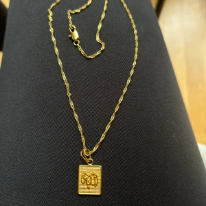 Allah halsband  - Helt ny! Storlek:  Kedja: ca 45cm Smycke: 1,2x1,5cm. Eftersom den är helt ny så går ej lägre i pris 