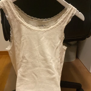 Fint spetslinne - Fint linne från brandy melville som jag säljer pga att det inte används. Lite skrynkligt men stryker såklart innan jag skickar, fick i julklapp så är lite osäker på pris men köptes för ca 200+ så säljer därför för 115, pris kan såklart diskuteras!💝💝