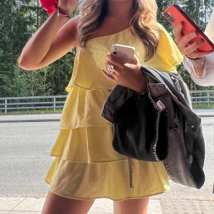 Gul volangklänning  - Säljer denna supersöta volangklänning som använts sparsamt 💛💛  Lägger ut på nytt pga oseriös köpare! 