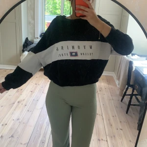 Baggy tröja - En oversized tröja från Twintip i bra kvalité och skick. Nästan aldrig använd. Säljs inte mer någonstans. Storleken är Xs men oversized, fast lite kort i armarna. 100kr + frakt