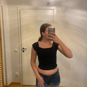 Ribbad topp - Knappt använd Svart ribbad topp som man kan ha både of shoulder men även på axlarna. Stretchigt material så passar  från xs-m💕