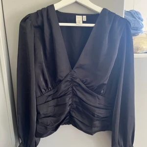 Blus - Festtopp från Nelly! Sååå fin. Kommer ej till användning, använd Max 3 gånger💗