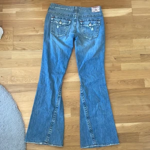 truereligion jeans - säljer dessa joey trueys i tjej modell! dom är jätte fina, köpta från benimdemin men har själv inte använt dom, super bra skick. bootcut lowwaist. midje mått: 40cm. yttrebenlängd: 104cm. innerbenslängd: 80 cm