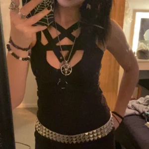 Gotisk tröja med pentagram - En gothic tröja med pentagram. Väldigt bra skick! Den är ifrån Killstar men köpt på Plick.