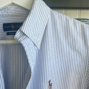 Ralph lauren skjorta  - Ljusblå randig Ralph lauren skjortan i nyskick. Jätte härlig färg till sommaren😃 hör av er för frågor eller bilder🤗