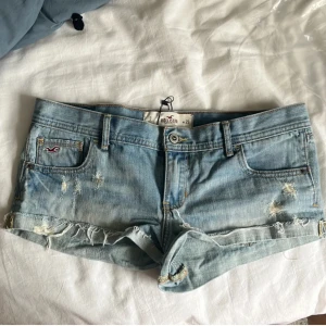 Low waist shorts - Jätte fina Low waist jeans shorts från hollister!💕 Aldrig använda och säljer då dem var lite för små för mig!💕