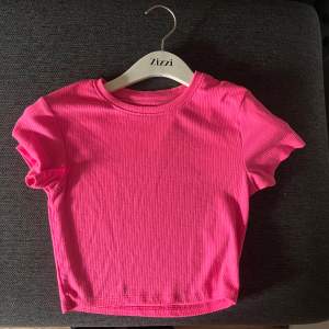 En neonrosa t- shirt, använd fåtal gånger💞