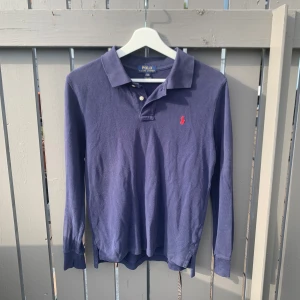 Ralph Lauren piké/tröja - Säljer denna fräscha långärmade pikén från Ralph Lauren i marinblå färg som är perfekt till sommaren. Storlek XS. Hör av er vid frågor eller vid önskan av fler bilder!