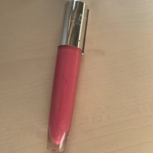 Loreal läppglans - Använt 3 gånger så den är fortfarande full Säljer pga den bränns lite när man har den på läppen fast det går över sedan Jättefin färg Skriv vid funderingar!