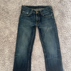 Vintage jeans - SKITSNYGGA low waist, bootcut jeans som tyvärr är för små för mig. Midjemått: 36cm och innerbenslängd: 79cm