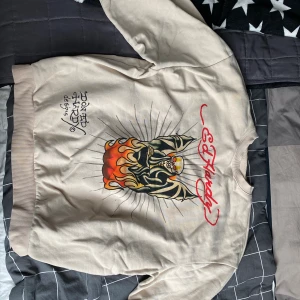 Ed Hardy  - Sorlek M Säljer den på grund av att den är för liten.  Bra skick, inga fläckar, inte sliten över huvud taget. 