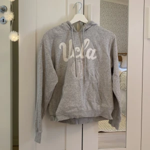 Hm hoodie  - Jag säljer en hoodie från hm i storlek 170, den är köpt för länge sedan och har använts några få gånger men är i ett bra skick.