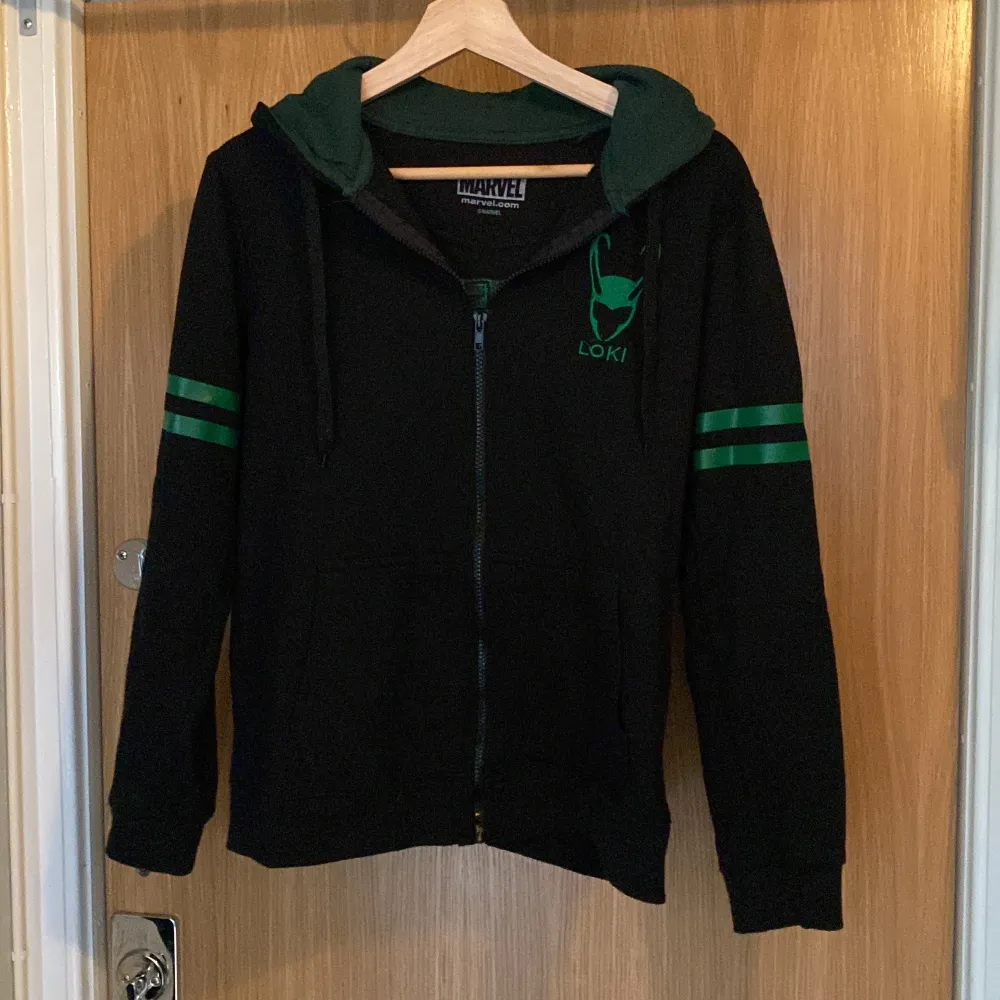Marvel merch för Loki. Storlek L men känns mer som en M. Fint broderi på baksidan. I fint skick. . Hupparit & Collegepaidat.