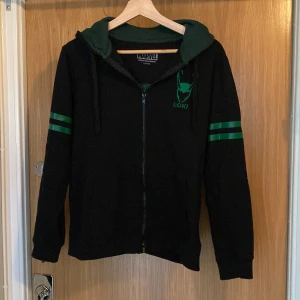 Loki hoodie - Marvel merch för Loki. Storlek L men känns mer som en M. Fint broderi på baksidan. I fint skick. 