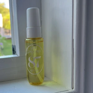 Sol de Janeiro 87 - Testad ett sprut så iprincip helt full, säljs då doften inte passar mig🩷Några av doftnoterna:Coconut milk,warm sand,tuberose🩷, 30 ml perfekt att ha i väska eller med på resor exempelvis 