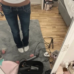 pepe jeans  - dom är i modellen straight. uppsydda av en skräddare, lite långa på mig som e 160. dom va L32 nu är dom mer e L30💕skulle säga att dom passar mer W28/29 dom har ett band på insidan så passar fler storlekar 💛