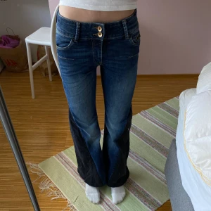 Omsydda lågmidjade bootcut jeans - Säljer mina omsydda jeans då dom inte kommer till så mycket användning lägre💗 kontakta mig vid frågor😊