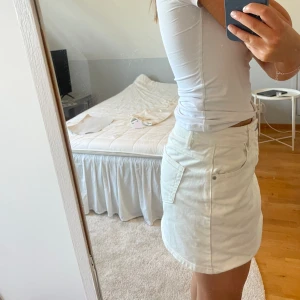 Vit jeanskjol  - Helt ny jeans kjol som sitter super snyggt på kroppen, använd endast en gång!! 🌸🌸🌸