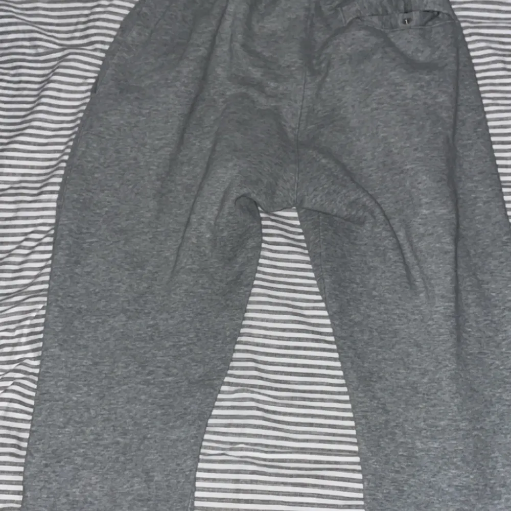 Skön material. Perfekt till vardagen och gymmet. Köptes för 630 kr och säljs för 450 kr. Priset kan diskuteras vid snabbköp. Hör av er för vidare frågor.. Jeans & Byxor.