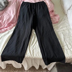 Linnebyxor - Gina Tricot  - Helt nya linnebyxor från Gina Tricot säljes då de inte kommit till användning!  De är aldrig använda endast testade.  Storlek S 