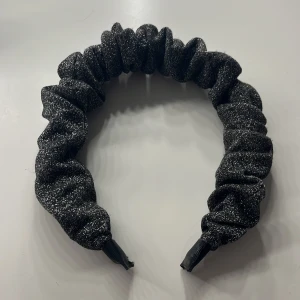 Festligt diadem🖤⭐️ - Superfint glittrigt diadem som passar för lite festligare tillfällen! Knappt använd och inga defekter⭐️