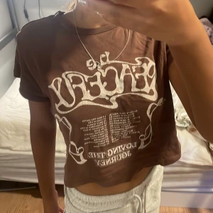 T-shirt - Använt ca 4 gånger Skriv vid funderingar!