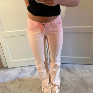 Rosa jeans - Färgglada nästan oanvända jeans från guess 