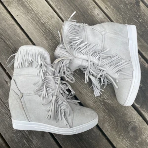 Frannsskor - Med kilklack, ser helt nya ut💗! Casadei/ isabel marant inspired💗Passar 37-38