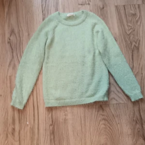 Puffig tröja - En fluffig, mintgrön tröja