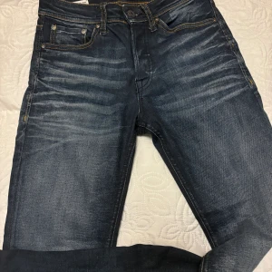 Mörkblå jeans - Jack n Jones jeans Strlk 27W 32L Perfekt skick utan fel, sitter väldigt bra till storlek och passar bra till massa outfits! Orginalpris 699kr