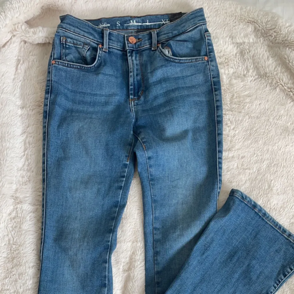 Snygga Bootcut jeans från never denim.  Säljer pga fel storlek . Jeans & Byxor.
