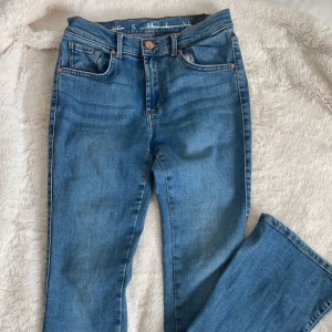 Blå Bootcut jeans - Snygga Bootcut jeans från never denim.  Säljer pga fel storlek 