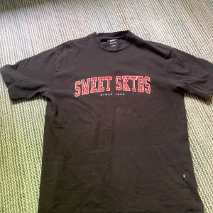 Sweet sktbs t-shirt - Säljer denna t-shirt för att den inte kommer till användning längre. Mycket bra skick och inga defekter! Storlek S