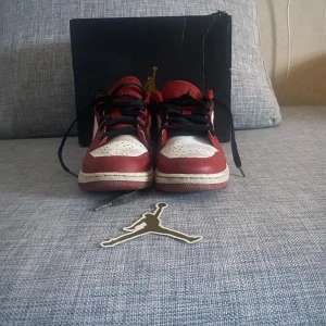 Jordan - Hej! Säljer ett par snygga jordan low för endast 350kr ny pris 1200kr skick 10/10 knappt använda. Inga skador på skorna. 